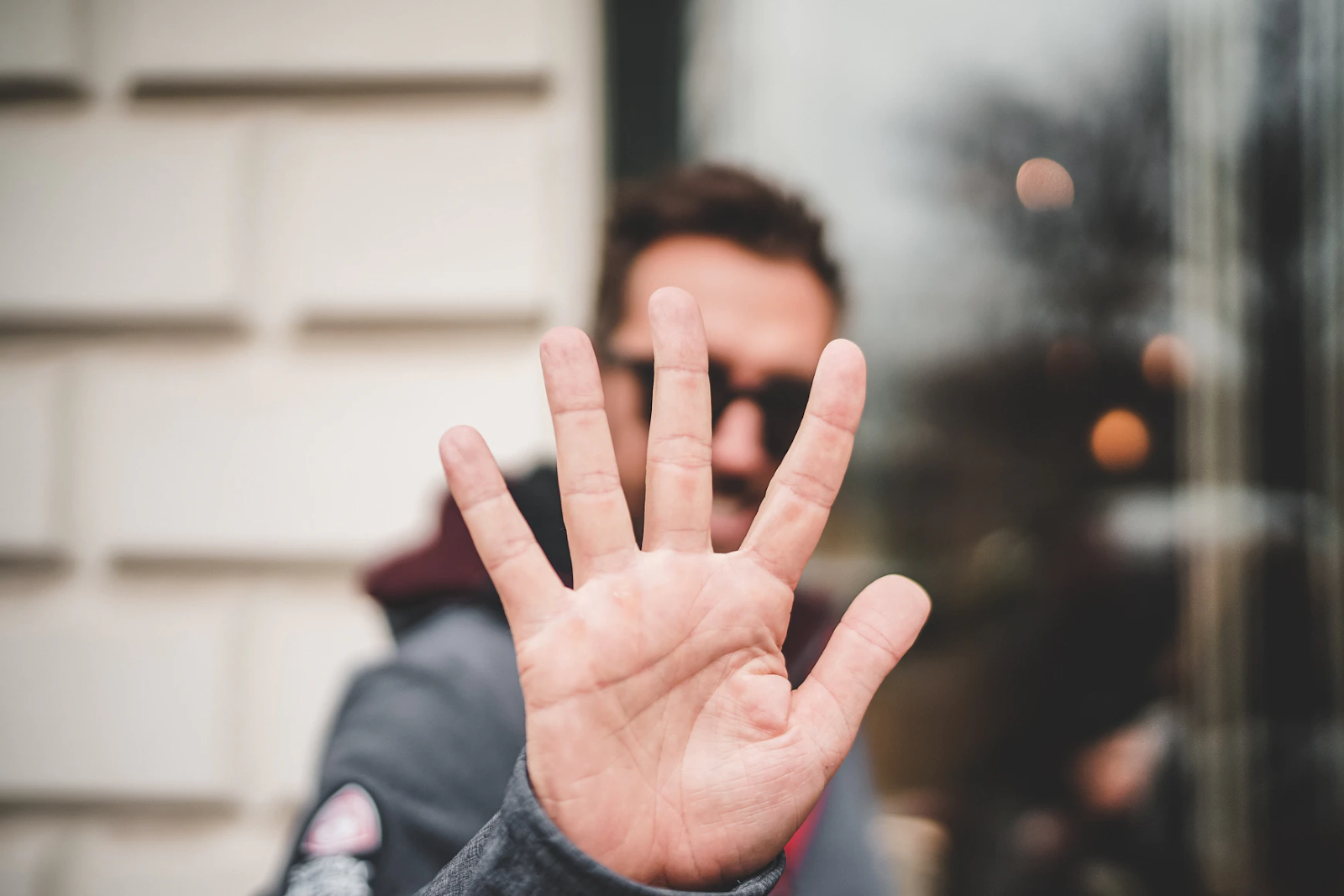 Man holding up his hand to camera indicating 5 steps to improve local ranking